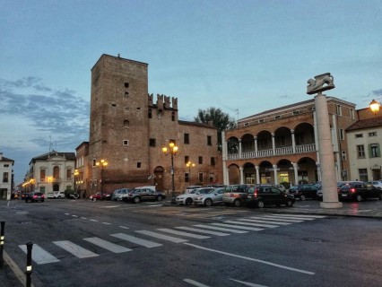 Palazzo Pretorio e piazza Risorgimento - ph Alessandro Effe